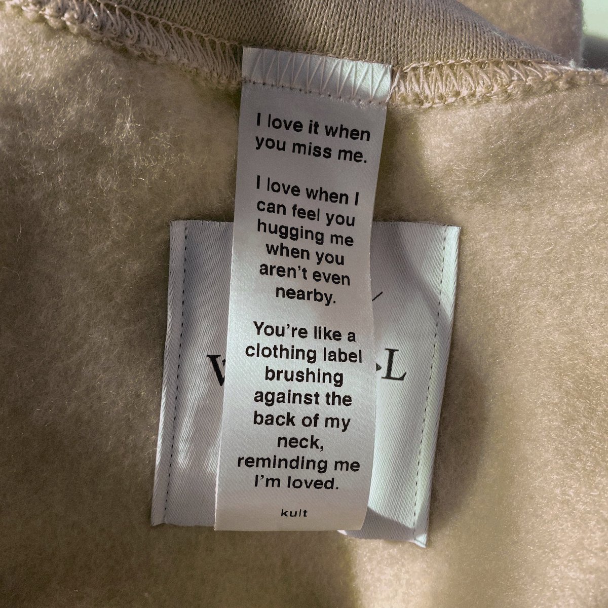 kultclothingโคตรจะท็อปฟอร์มเสมอเรื่องประโยคแบบนี้ ถ้าได้ใส่เสื้อคงรู้สึกเหมือนถูกรักเลยอะ