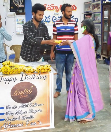 AkhilMeb's tweet photo. Happy to celebrate Akhil's birthday today at Oldage Home. Saw their happy faces and their wishes will be always with you ❤️@AkhilAkkineni8
#HBDAkhilAkkineni
#Ajent
#Akhil5FirstLook https://t.co/4Mj05CcFQw