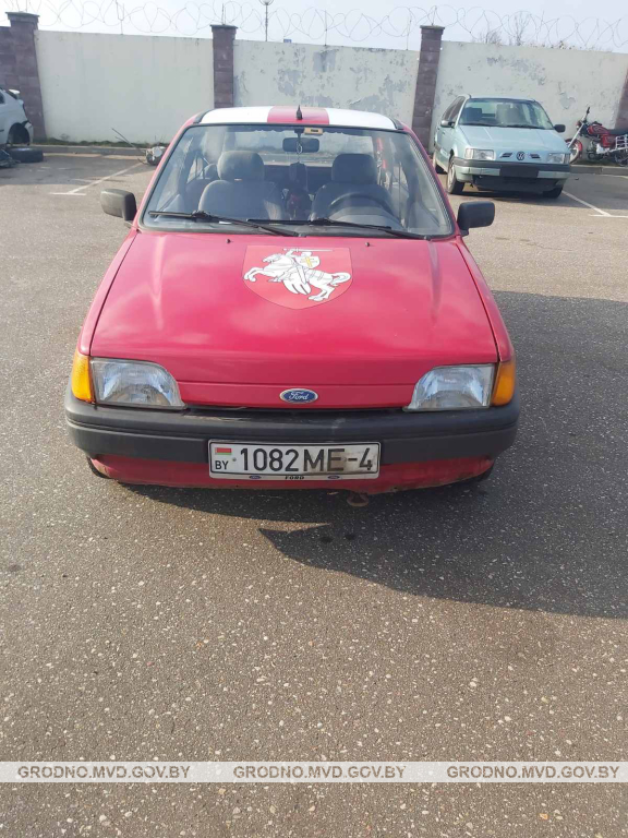 Belsat_Eng's tweet photo. Court imposes 7-day jail term on #Slonim resident, seizes car for ‘opposition colours’ #Belarus #BelarusProtest #StandWithBelarus https://t.co/9FnCHxIhWZ https://t.co/7X1zTbcuQN