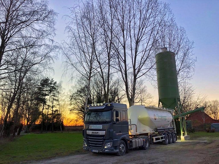 Kaessbohrer's tweet photo. Another Kässbohrer Silo K.SSL 35 in action!

We thank Lohnunternehmen Flaskamp for sharing.

#kässbohrer #kaessbohrer #dasistkässbohrer #kässbohrersilo #silotrailers #operationalsafety https://t.co/k1PbavvbxI