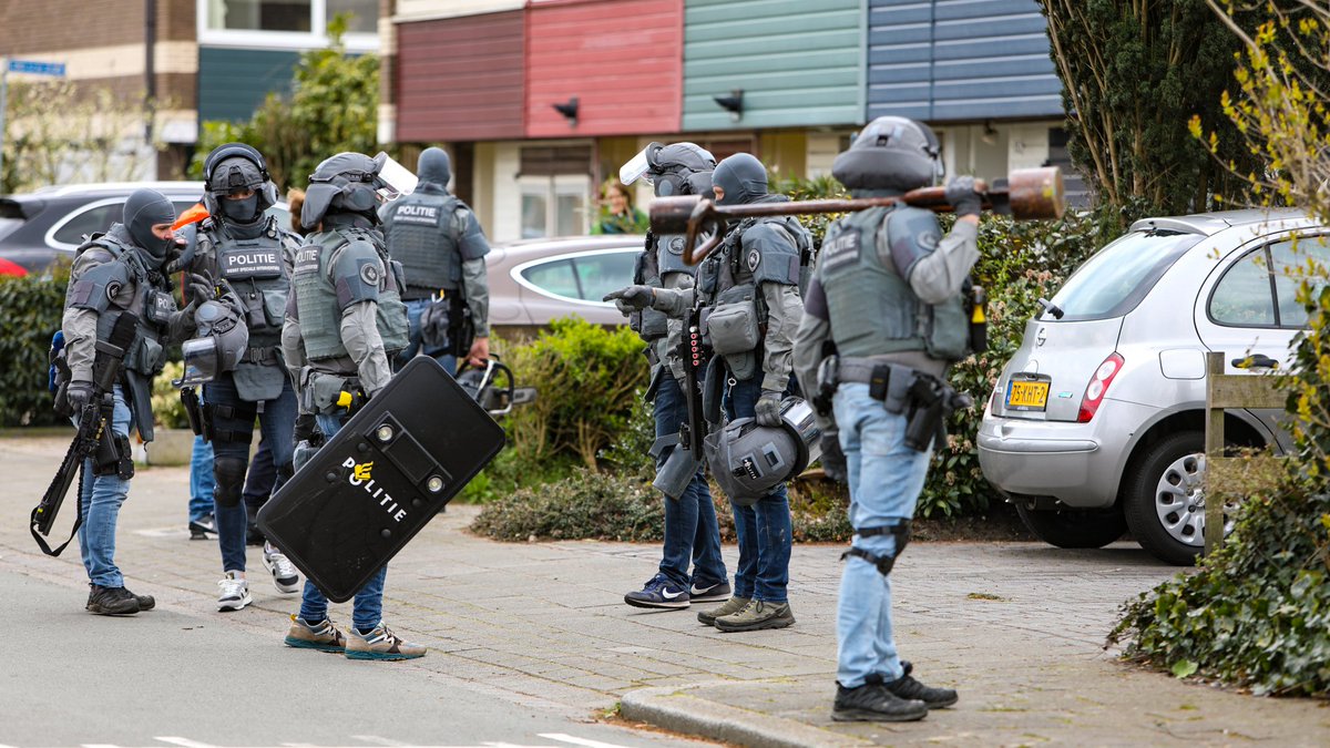 Arrestatieteam valt huis binnen in Apeldoorn en pakt man op..