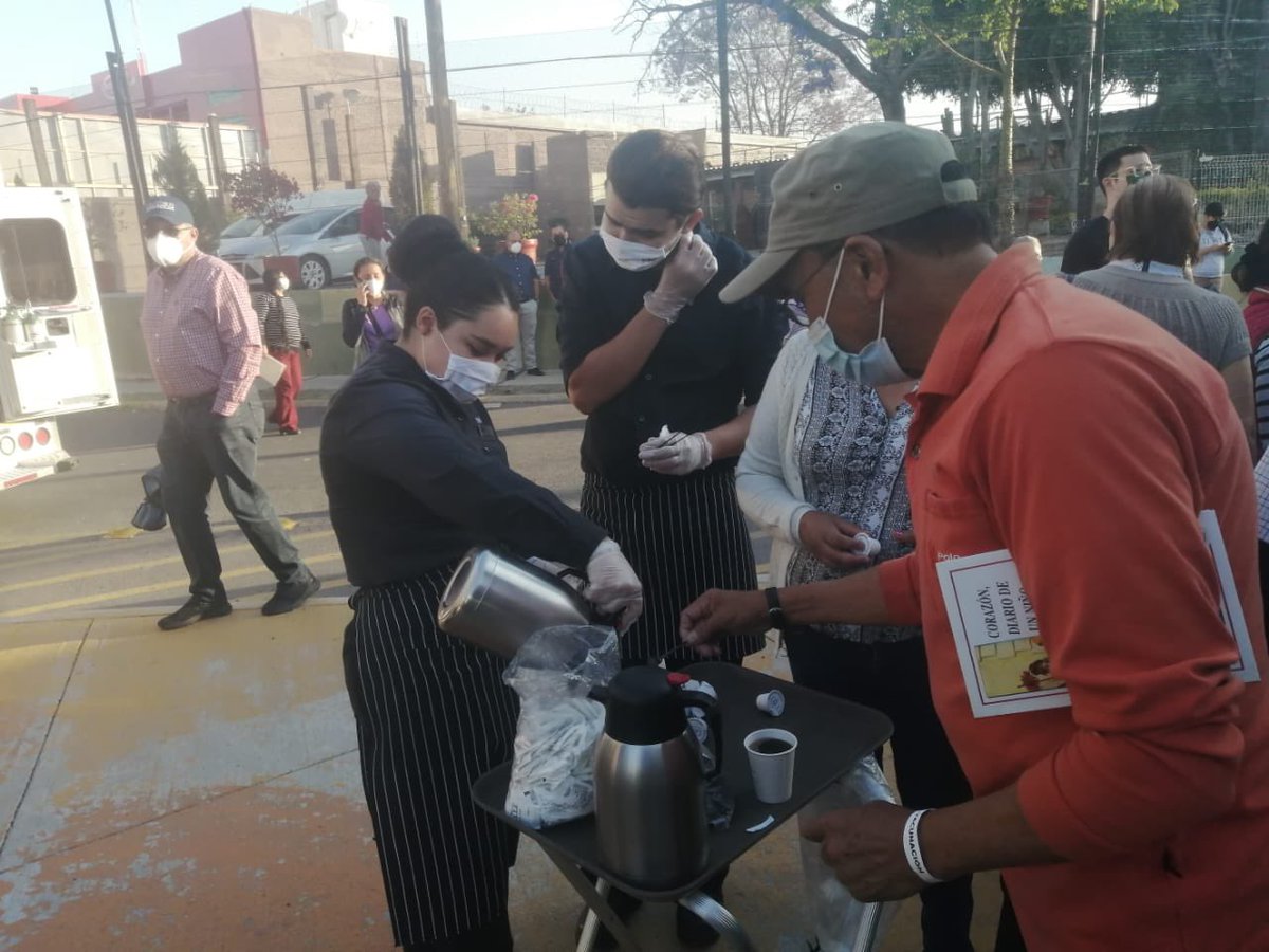 DAVIDRINCONGZ's tweet image. Acciones que hacen diferencia, BIEN  por el personal del restaurante @ToksMx en la plaza UBICA cerca de la @UAQmx compartiendo café con adultos mayores que se forman para recibir la 💉 vacuna #COVID19 🙌🙌🙌🙌🙌