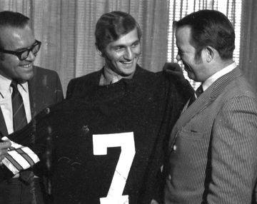CoachTom1954's tweet photo. 50 years ago, Apr 1971 @NDFootball QB Joe @Theismann7 signed a 2-year (+ option) contract with  @TorontoArgos. Joe 'the Throw' finished his rookie season 3rd in the @CFL in completion percentage, passing yards,QB rating &amp; 2nd in TD passes. via @BygoneBoatmen #TBT #CFLHistoryMonth https://t.co/7cQ5olxPGw
