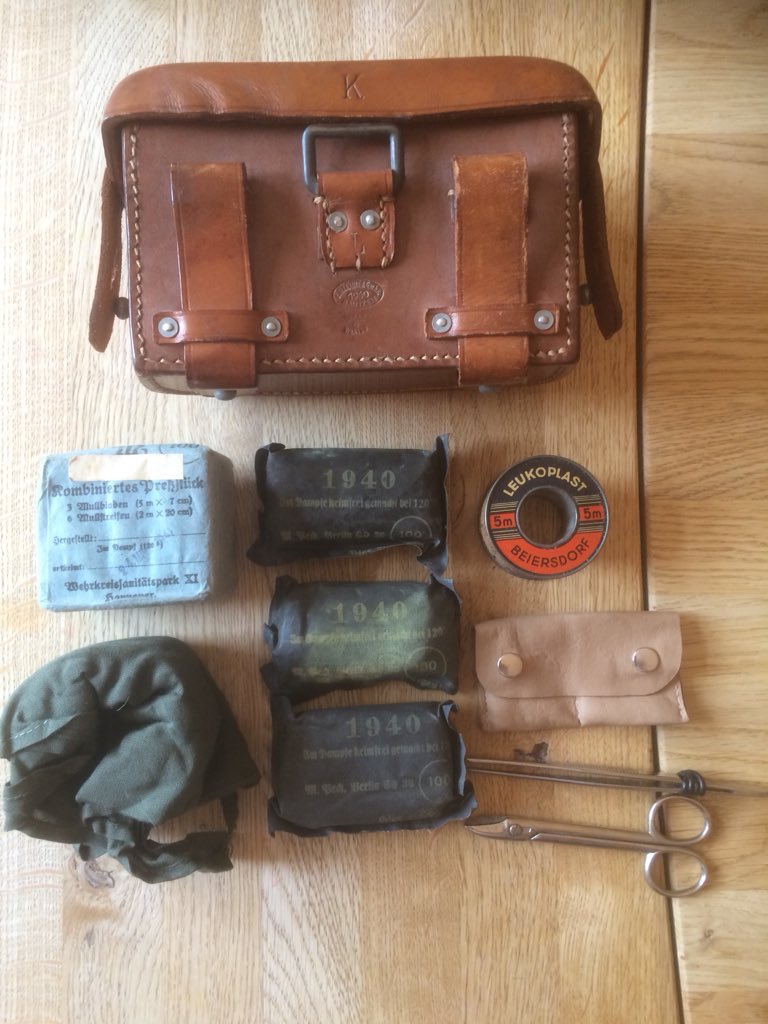 Detailed look at Krankenträger pouch left. Gauze bandages, sling, field dressings, bandage tape, safety pins & basic instruments. 6)