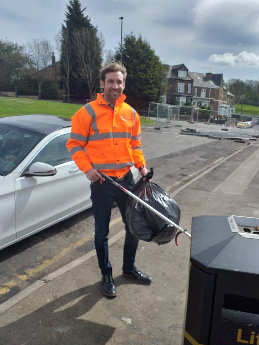itsfredric's tweet photo. A great afternoon with @SheffLitterPick at the #Sheffield Amphitheatre litter picking the surrounding area. We're looking forward to offering continued support to clean up Sheffield's parks and community spaces as well as donating litter pickers for new members @fletcherswaste https://t.co/fG7BYFSIh5