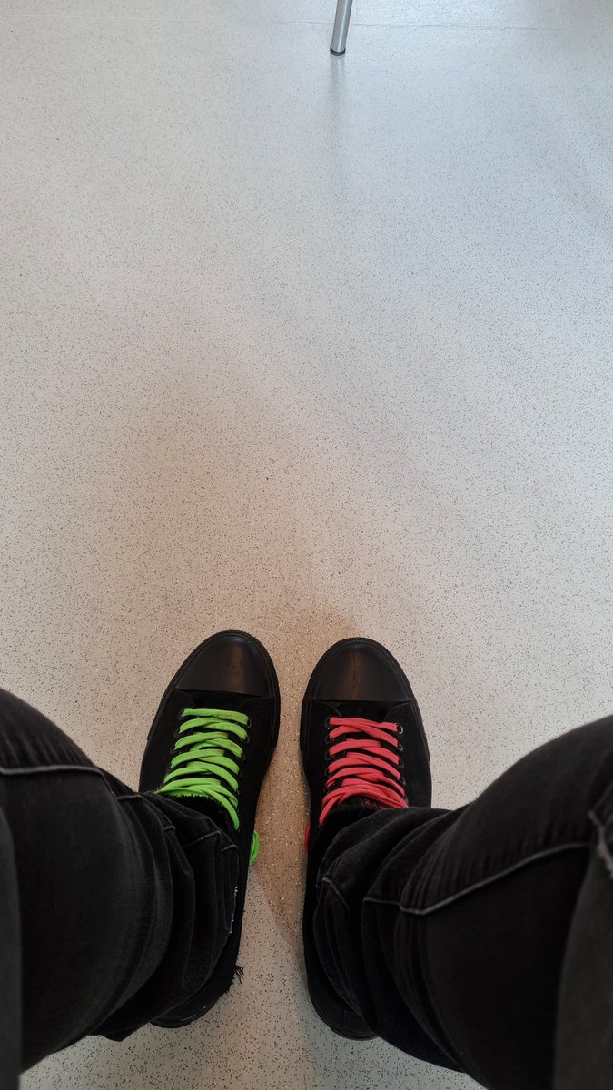 GoodGuyJulia's tweet photo. Sitze gerade beim Arzt und neben mit saß eine Mutter mit ihrem kleinen Sohn. Der kleine Junge sieht meine Schuhe und stupst seine Mami an um ihr meine Schuhe zu zeigen und frägt die erstmal voll cute ob er auch solche haben dürfte 🥺🥺😭😭 so sweet (unten meine Schuhe zu sehen) https://t.co/CQy8cElrYs