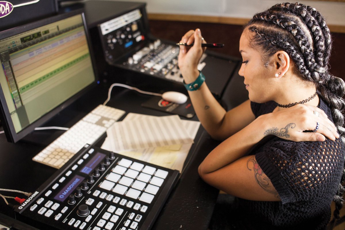 уолтер карлос. весна девушка в наушниках. профессия композитор. менеджер в музыкальной индустрии. Most music is made.