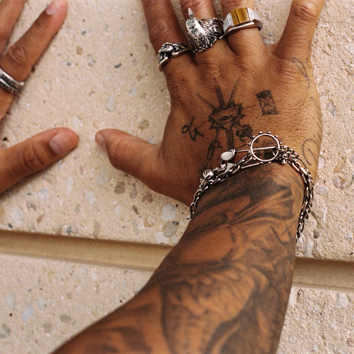 zenaiaobvsly's tweet image. lewis hamilton&apos;s hands