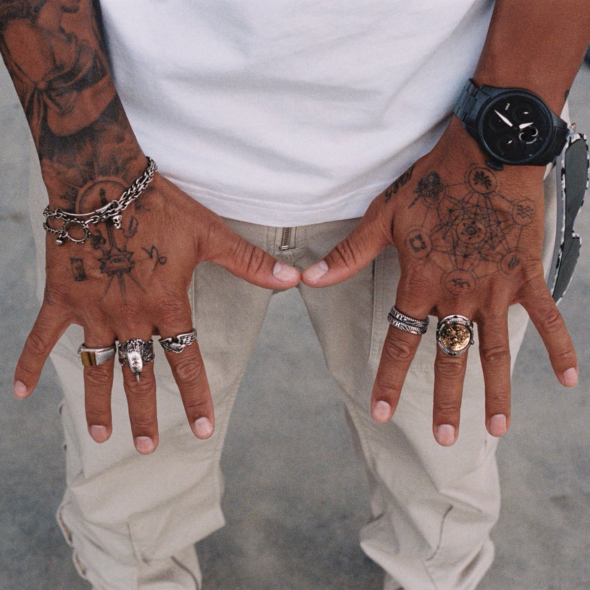 zenaiaobvsly's tweet image. lewis hamilton&apos;s hands