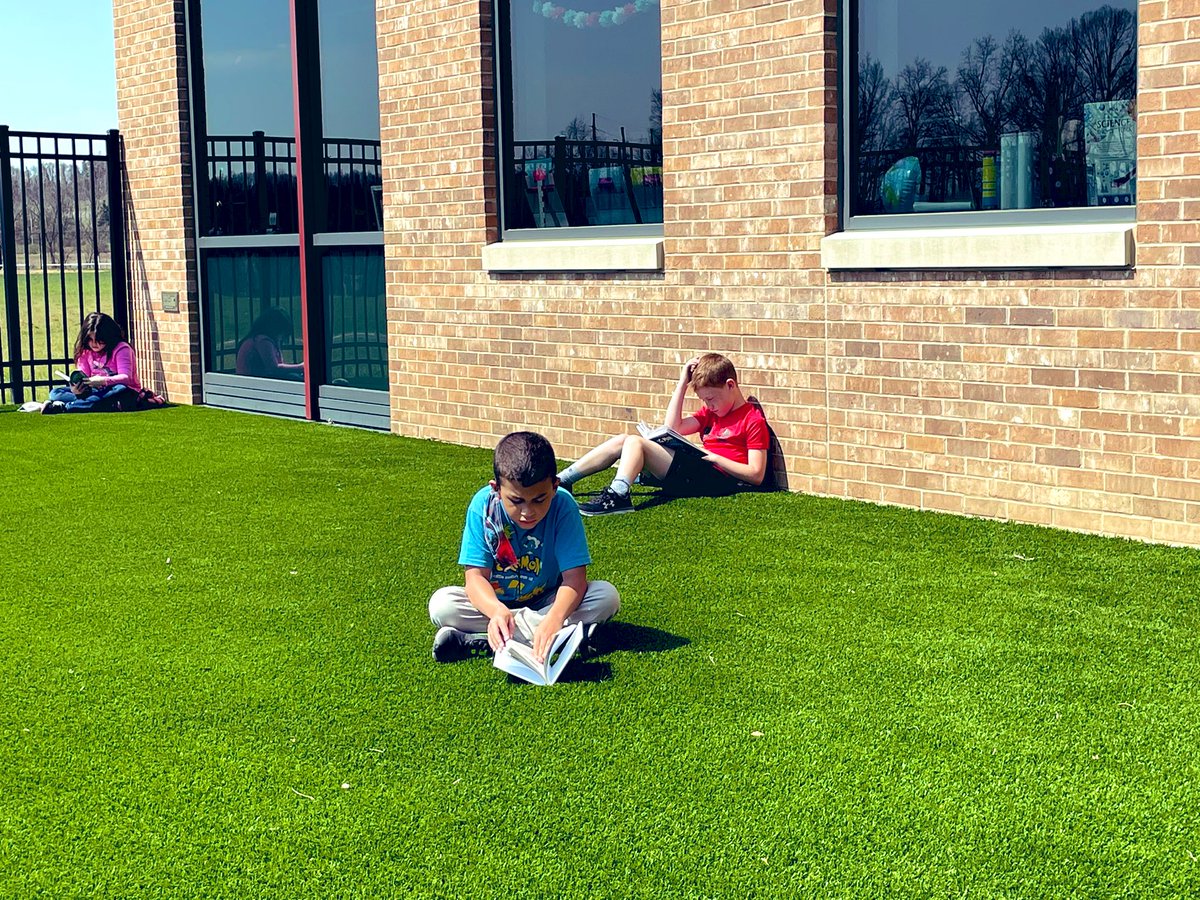 AHuzela's tweet photo. A good book + sunshine ☀️📚 https://t.co/jhLseVhccJ
