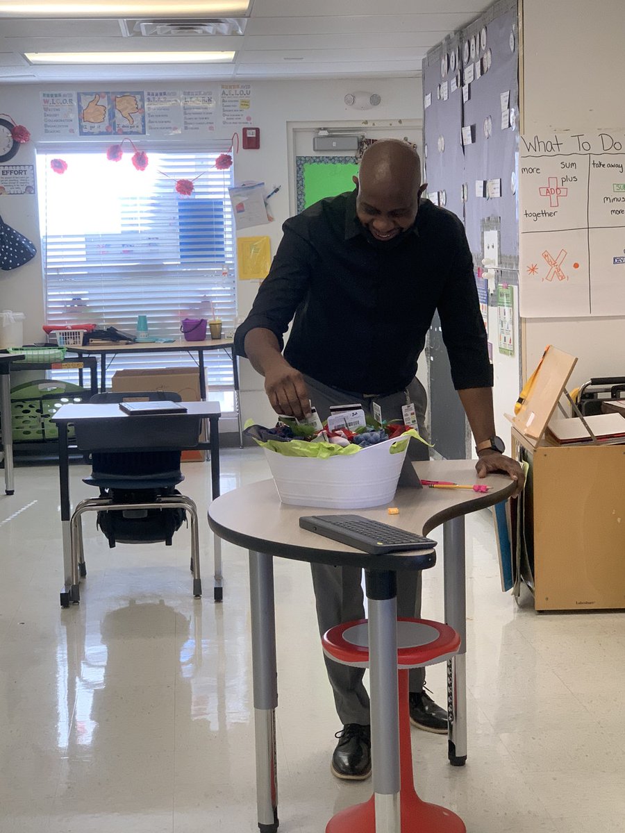 Hunt4starfish's tweet photo. Happy Assistant Principal’s day!!! 🙌🏼 Thanks for “tie-ing” our school together with your positivity and great personality! The ESE team appreciates all that you do! 💜 #favorites #teamESE #AssistantPrincipalsWeek @ForestHillElem @Sean_Higgins06 https://t.co/Y8lVTQzlyZ