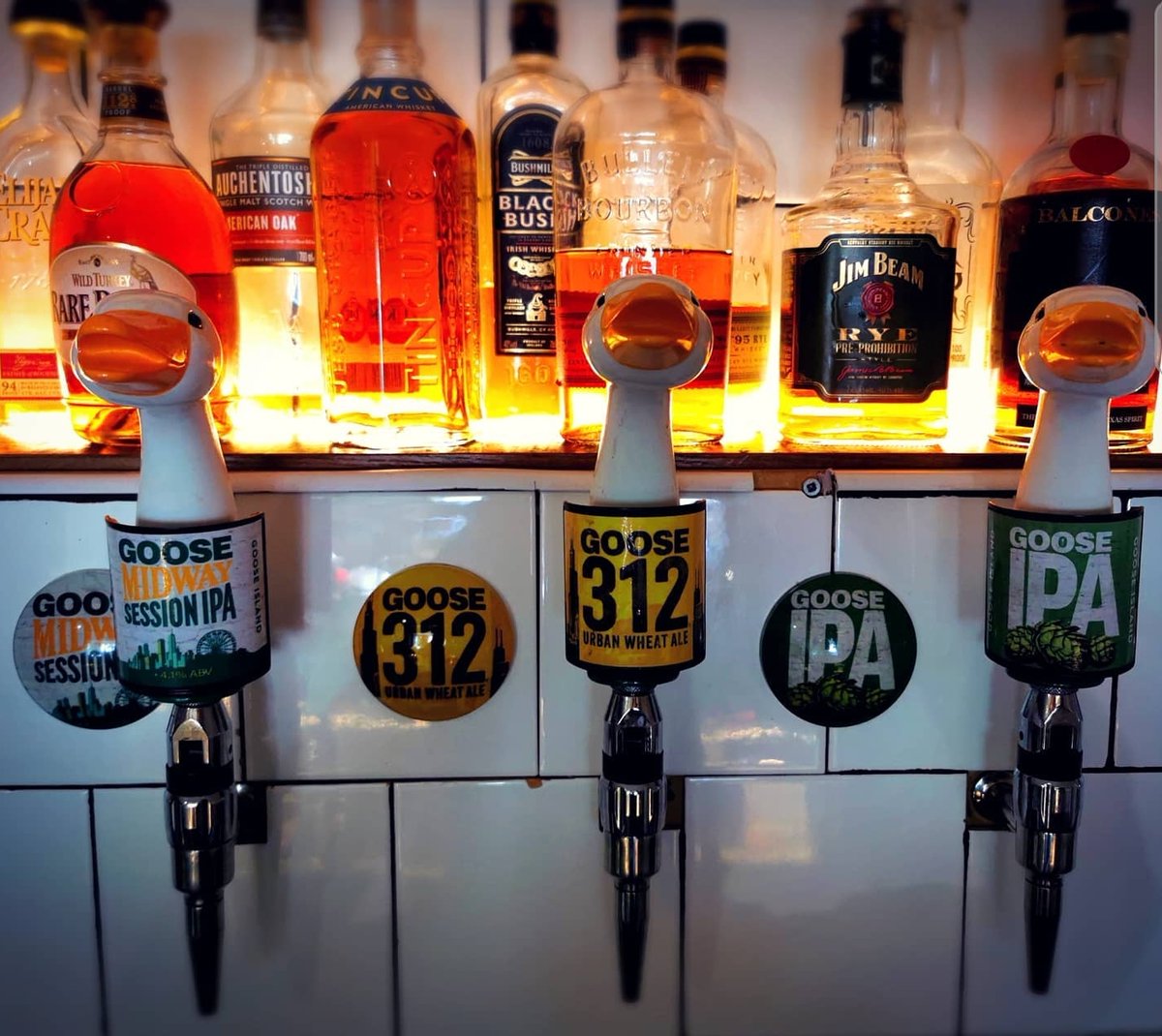 Smoke_ryestone's tweet photo. Counting down the days until we can pour that first pint! 🤠🍻 
📸 #throwback pic! 
Link in bio to book a table now!  🔗

#countdown #linkinbio #countingdown #countdown #throwbackpic #throwbackthursday #throwitback #thursdayfun #drinkporn #bar #bartender #pint #beer #americanbeer https://t.co/BnPxnoj5TP