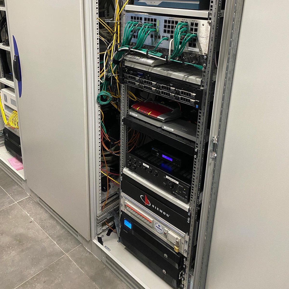 ElinexPS's tweet photo. PLUS supermarkten spelen op safe met Elinex! Het volledige artikel is te lezen op onze website: https://t.co/rluIUrkOYA #noodstroom #onderhoud #retail @PLUSVerhoeven https://t.co/6I4wguD1pr