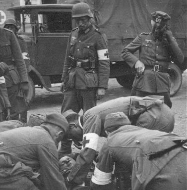 So now we are acquainted with the belt pouches frontline German medical personnel wore. A Krankenträger was often armed, being a soldier as well as receiving basic medical training. As such, they often carried rifles & Sanis with sidearms. 9)