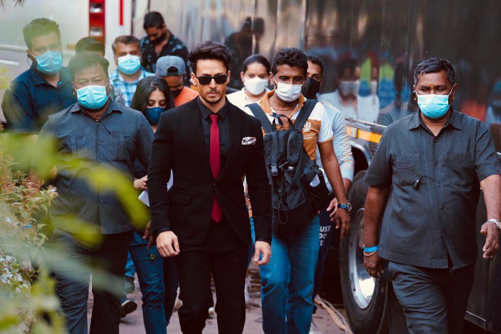 Tutejajoginder's tweet photo. Left dekho, right dekho, har taraf se #StyleBhai dekho! Kya baat hai, @iTIGERSHROFF, tussi chaa gaye 😎

#SajidNadiadwala's #Heropanti2 directed by @khan_ahmedasas is already looking ultra stylish just from this glimpse. Give me a good one, 
@WardaNadiadwala @NGEMovies 😊 https://t.co/bA1nXyZZyE