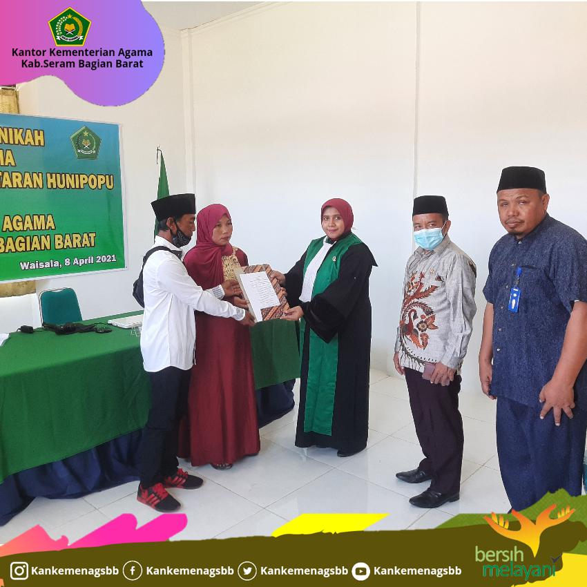 kankemenagsbb's tweet photo. Pengadilan Agama (PA) Dataran Honipopu bersama Kantor Kemenag Kab.SBB gelar isbat nikah di Kecamatan  Waesala utk 29 pasangan nikah yang berlangsung di Balai Nikah dan Manasik Haji Kecamatan Huamual Belakang, Kamis (8/4) ).

Selengkapnya:
https://t.co/oX9IoJExL7 https://t.co/xjtXVv8KZN