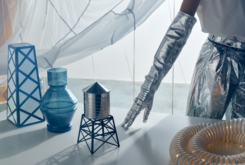 Lo shopping di aprile a cura di Living su <a href="/yoox/">YOOX</a> è ispirata allo spazio. Scopri il foto-collage con una misteriosa figura dal fascino alieno che si aggira tra oggetti di design preziosi come sculture. Indossando tute spaziali e outfit avveniristici #YOOX bit.ly/TW_astrogirl_y…