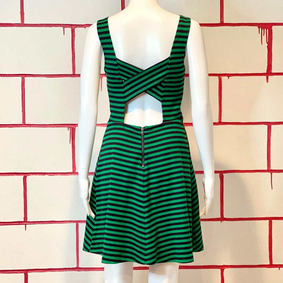 IScalpels's tweet photo. American Eagle Outfitters A-Line dress. Zippers on the side and back. FREE shipping in the US⚡️

Price: $20
Brand: American Eagle Outfitters
Color: green and navy stripes 
Size: 6

DM if interested 💌

#iplaywithscalpels #ShopMyCloset #preloved https://t.co/htXlvNkcY9