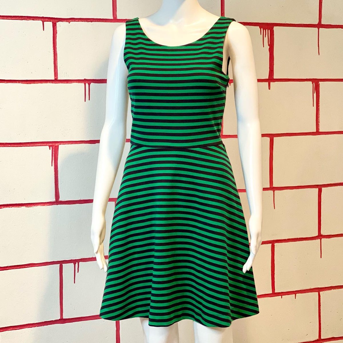 IScalpels's tweet photo. American Eagle Outfitters A-Line dress. Zippers on the side and back. FREE shipping in the US⚡️

Price: $20
Brand: American Eagle Outfitters
Color: green and navy stripes 
Size: 6

DM if interested 💌

#iplaywithscalpels #ShopMyCloset #preloved https://t.co/htXlvNkcY9