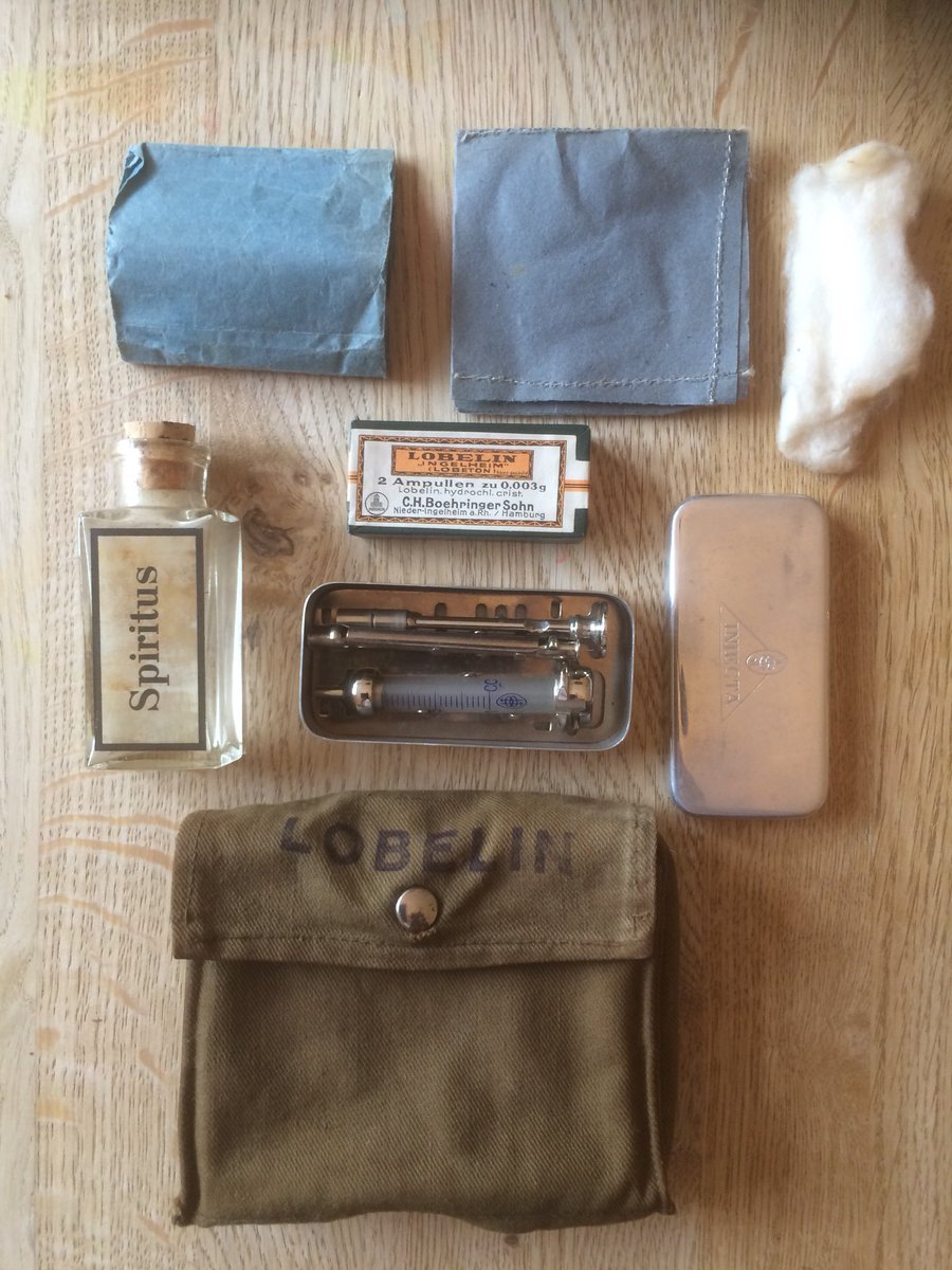 Here is detail of the contents of the shoulder bag. The ability to carry a greater volume & variety of kit, including Lobelin (used re traumatic wounds such as gunshot/explosion) also seems a logical response to the casualties faced by German frontline medical personnel. 12)