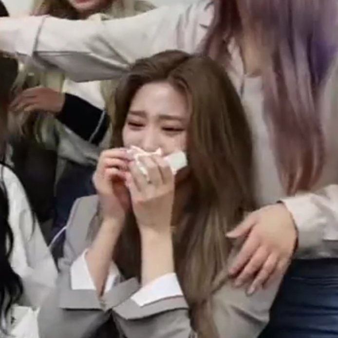 yyujinationn's tweet photo. izone organizing their luggages together and giving back each other's clothes not knowing which is the owner 😔

wizones rn: https://t.co/CVlS4crhgV