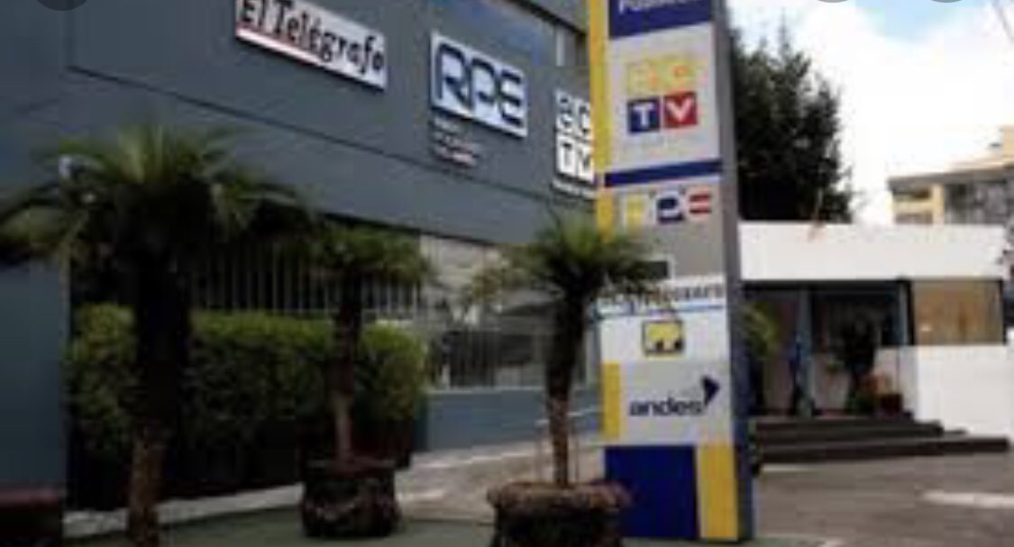 Ecuador TV pisó fondo. Colegas denuncian persecuciones y despidos a quienes no hacen reportajes a favor del gobierno. No pagan desde marzo y pidieron trabajen gratis hasta contratar. Apellidos de la viveza Montero, Mendoza y Suárez. Despiden a los que ni pagan. Qué bajo cayeron.
