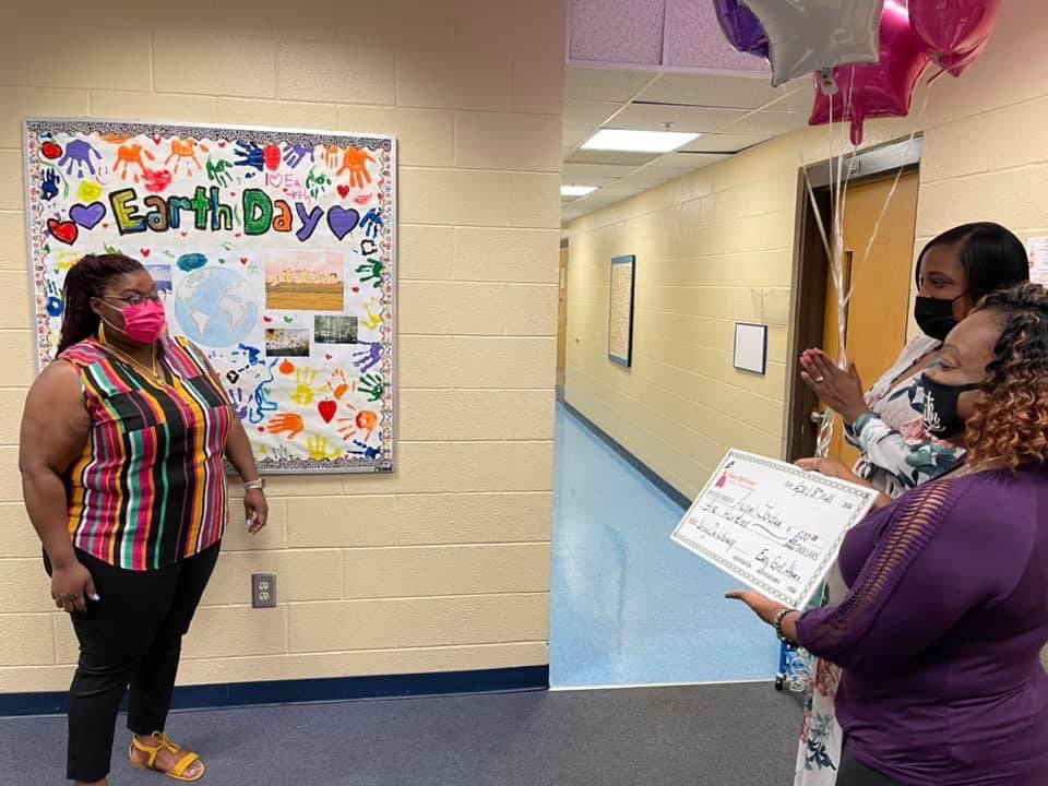 EveryGirlShine's tweet image. Our Florida Chapter adopted a classroom at Palm Terrace Elementary School for our Shining on Literacy program to provide children stories being read by our parents, mentors, Stars, &amp;amp; volunteers along with a donation for supplies for Miss Angel’s Classroom. #lovingothers