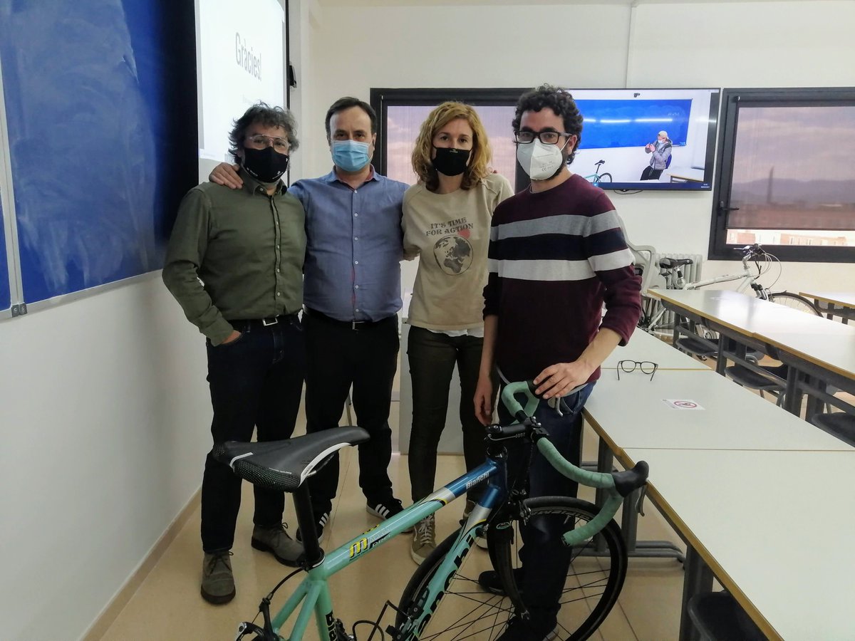 jacorralmarfil's tweet photo. Avui, els amics @helenavc (exalumna @UVic_FETCH), @efolch (exalumne @UVic_FEC) i @JosepLlGarcia (professor @uvic_ucc i voluntari #BusBici), han explicat a #UVicADE el projecte @canvisencadena.
Una experiència d'INNOVACIÓ SOCIAL extraordinària.
Moltes gràcies i per molts anys! 🚴♀️ https://t.co/IWULdsllkw