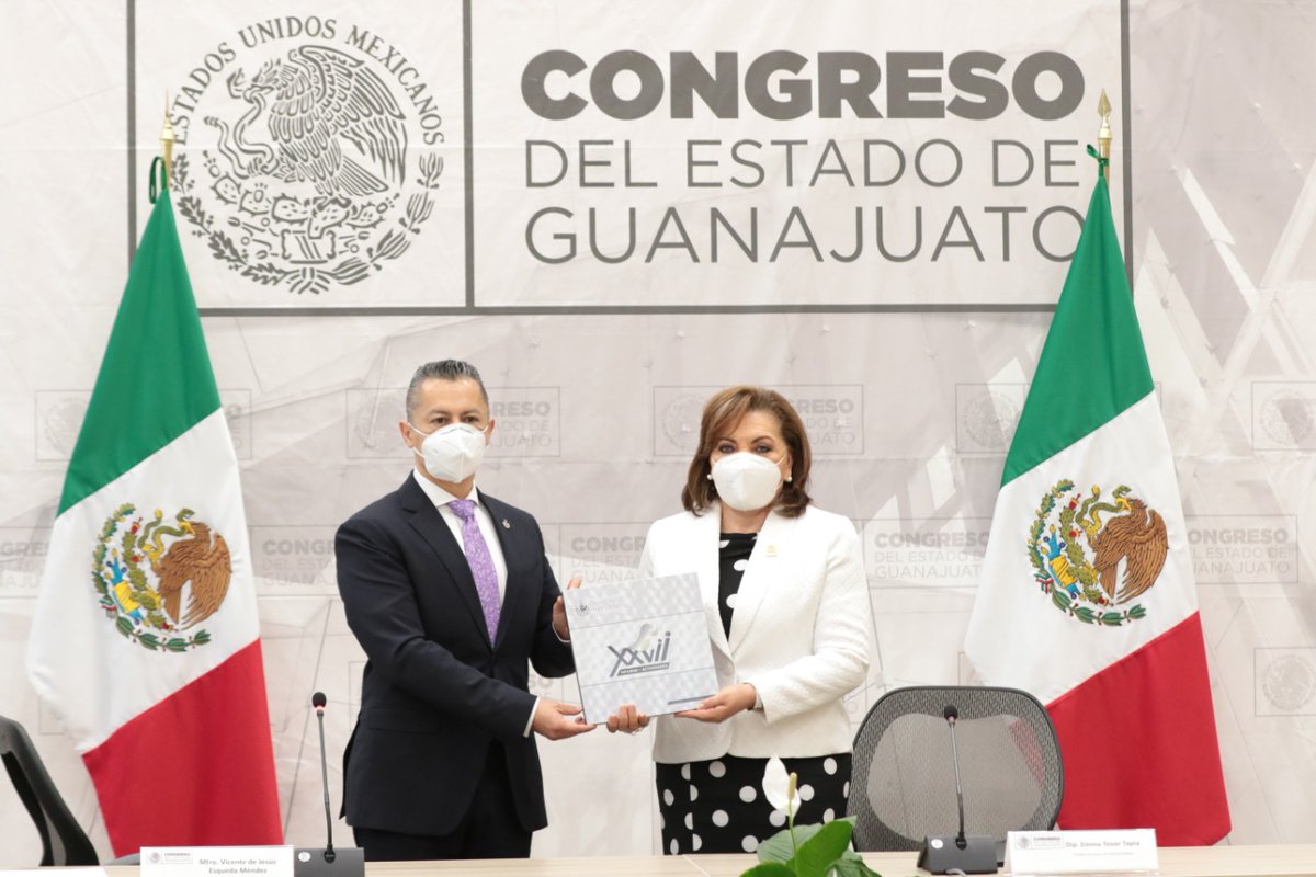 CongresoGto's tweet photo. #InformeDerechosHumanosGto 📜🕊️ | La Dip. Pdta. @emmatovartapia, recibió de manos del Procurador de los Derechos Humanos del Estado de Guanajuato, @vicentesqueda, el XXVII informe de actividades correspondiente al año 2020. https://t.co/DcfgHY9HzM