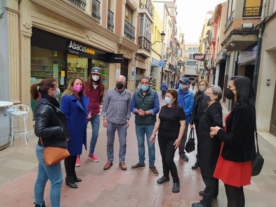 🤝Al lado de los hosteleros de Campoamor: piden poner mesas y sillas en fachada para trabajar. 

🔻Al seguir las restricciones para la hostelería y ser negocios de interior, no pueden trabajar. Solo quieren levantar la persiana y pagar sus facturas.

#GobiernodeldesAmparo