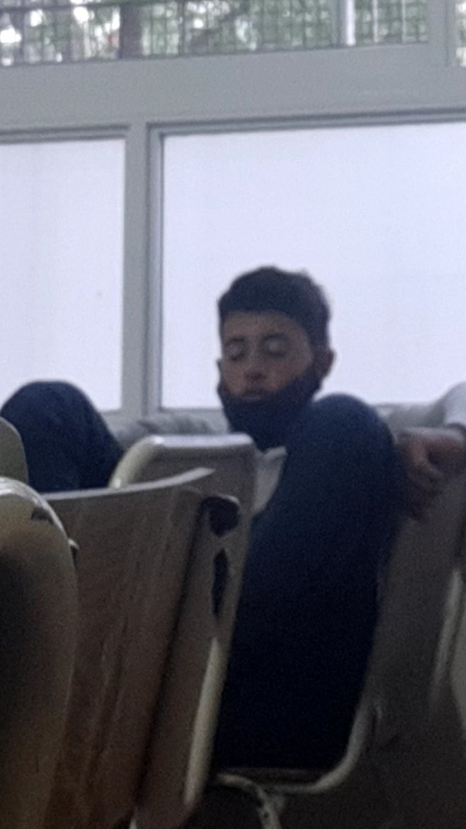 Yo diciendo q no puedo dormir sentado 

Dos minutos dsp