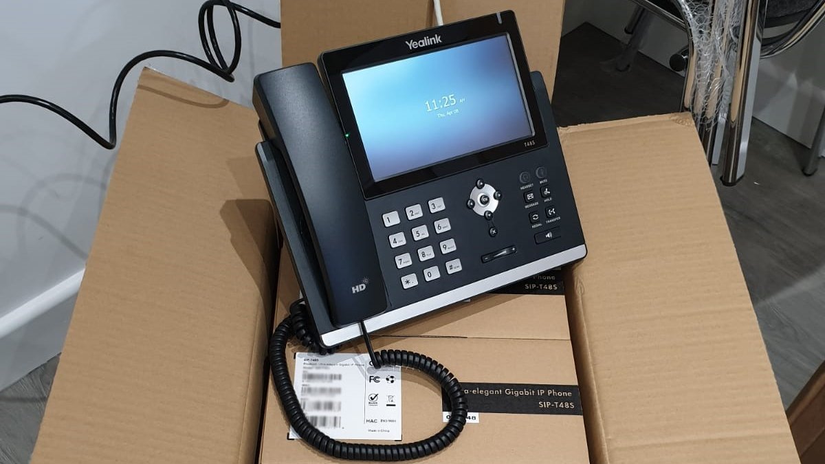 ❌ No centralised call answering 
❌ No ability to transfer calls between sites - especially between the sales and after-sales team 
❌ Telephony coverage was incredibly poor...

What did we do? 👇