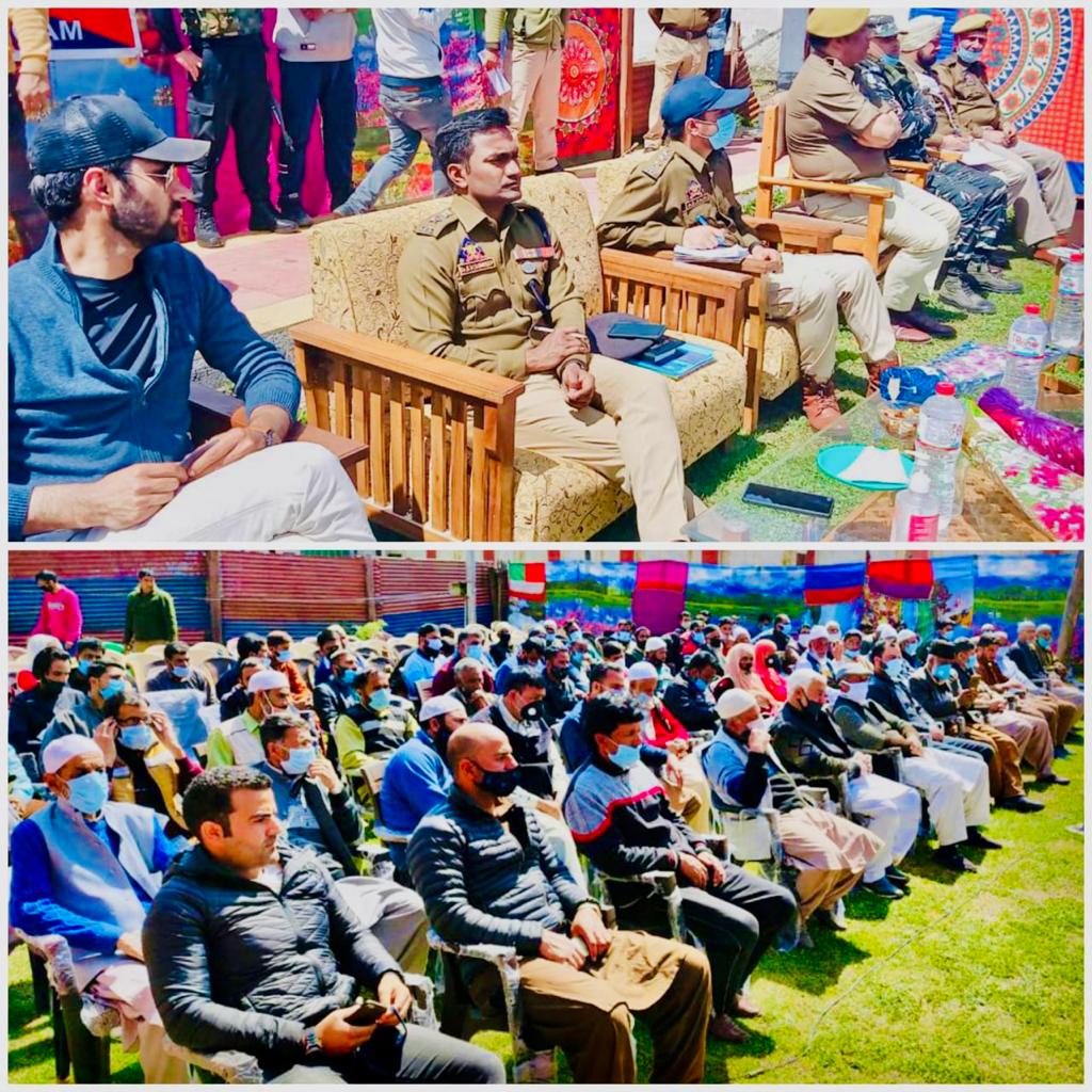 KupwaraCops's tweet photo. Kupwara Police held a PCPG meeting at Police Station Sogam.@JmuKmrPolice @KashmirPolice @DIGBaramulla @DrGVSundeep_IPS https://t.co/hrsklO33sq https://t.co/bwdYeAhs27
