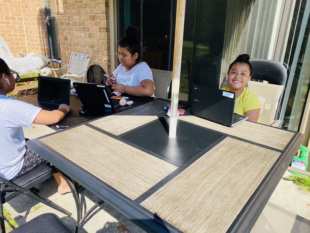 IlianaMR2's tweet photo. My princesses working in  online class. 2nd, 4th, 8th grade❤️❤️#glenburniepark #oldmillmiddlenorth #aacps https://t.co/golHJBkPaD