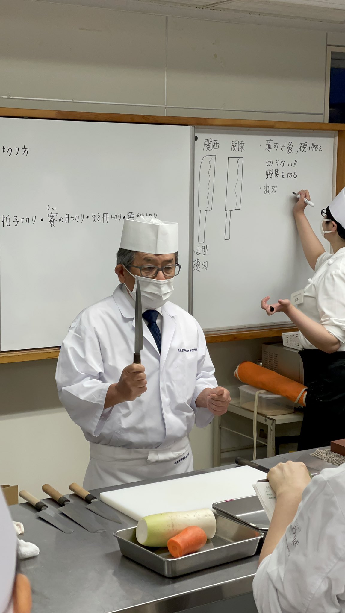 Twitter 上的 西東京調理師専門学校 本日より新年度の夜間部授業がはじましました 日本料理 井苅豊彦先生 包丁の種類 砥ぎ方 持ち方 切り方 型切り いちょう 拍子 賽の目 短冊 色紙切り 大根の桂剥き 梅人参 基礎からしっかり学びます 西東京調理師専門学校
