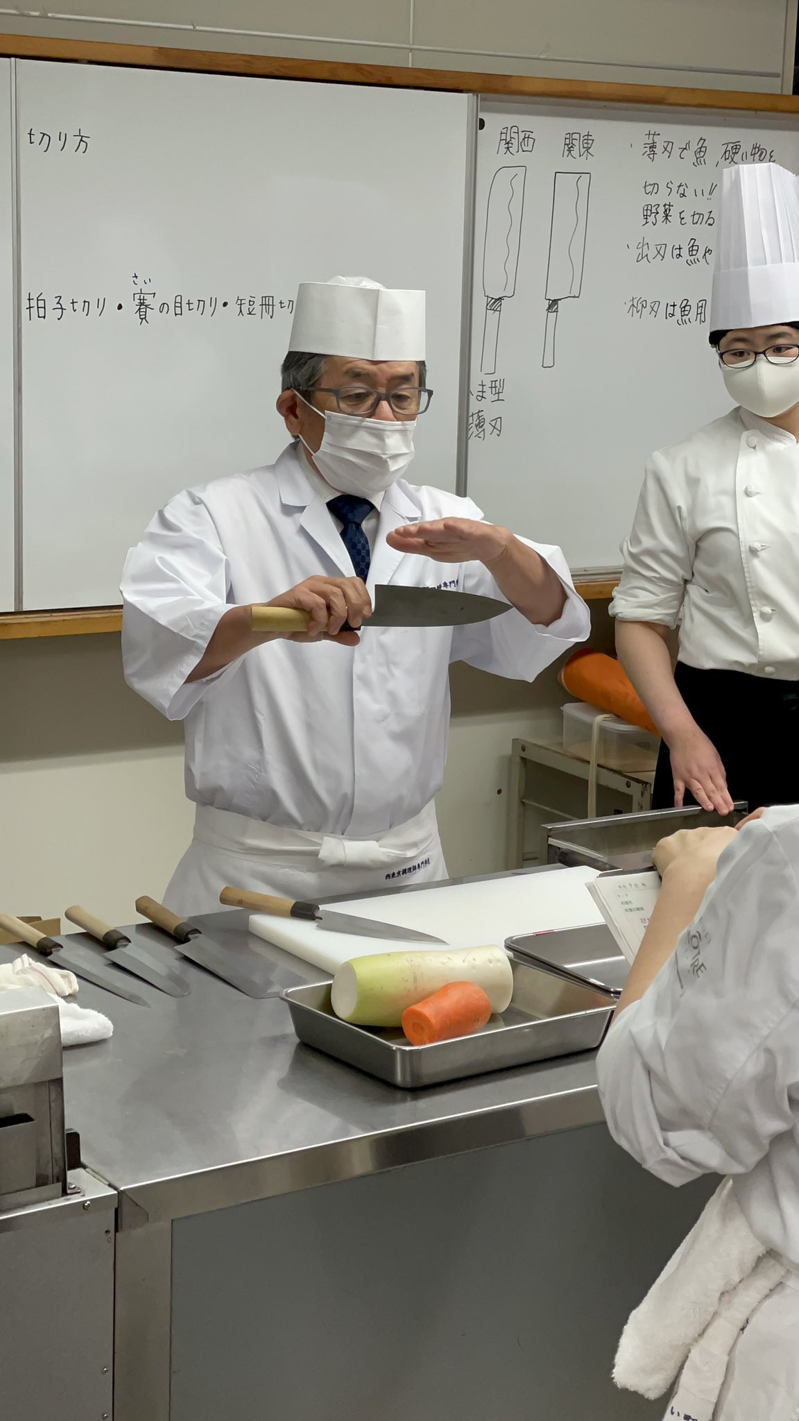 Twitter 上的 西東京調理師専門学校 本日より新年度の夜間部授業がはじましました 日本料理 井苅豊彦先生 包丁の種類 砥ぎ方 持ち方 切り方 型切り いちょう 拍子 賽の目 短冊 色紙切り 大根の桂剥き 梅人参 基礎からしっかり学びます 西東京調理師専門学校