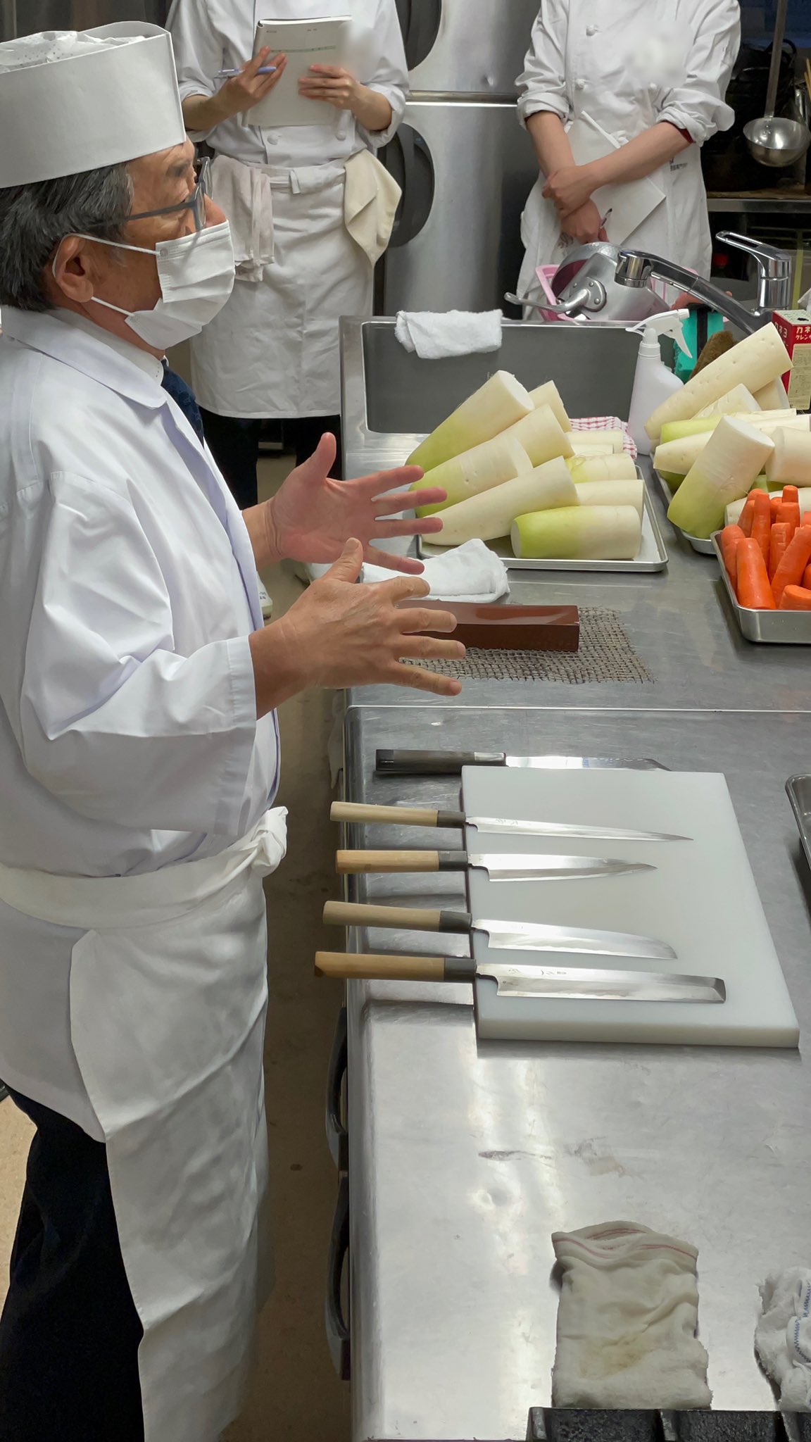 Twitter 上的 西東京調理師専門学校 本日より新年度の夜間部授業がはじましました 日本料理 井苅豊彦先生 包丁の種類 砥ぎ方 持ち方 切り方 型切り いちょう 拍子 賽の目 短冊 色紙切り 大根の桂剥き 梅人参 基礎からしっかり学びます 西東京調理師専門学校 Twitter 上的 西東京調理師専門学校 本日より新年度の夜間部授業がはじましました 日本料理 井苅豊彦先生 包丁の種類 砥ぎ方 持ち方 切り方 型切り いちょう 拍子 賽の目 短冊 色紙切り 大根の桂剥き 梅人参 基礎からしっかり学びます 西東京調理師専門学校