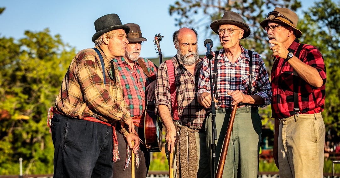 Throwback to summers past when the The Pinery Boys regaled the audience with their lumberjack songs.  Blue skies, fresh air, cool breezes, sunshine, and authentic lumberjack tunes...it makes for a perfect summer's eve. #Yoho