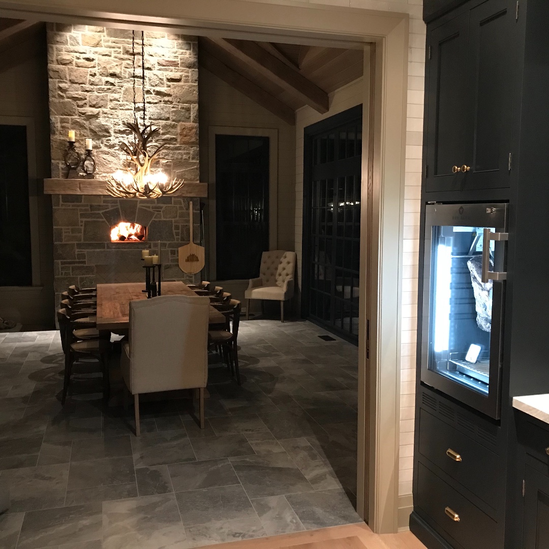 KING OF MY CASTLE 👑
_
What do you think about the setup?
The small DRY AGER perfectly integrated. Cool, isn't it?

#dryager #dryagerlove #dryaging #foodpic #instameat #meatlover #beeflover #dx500 #ux500 #ux750