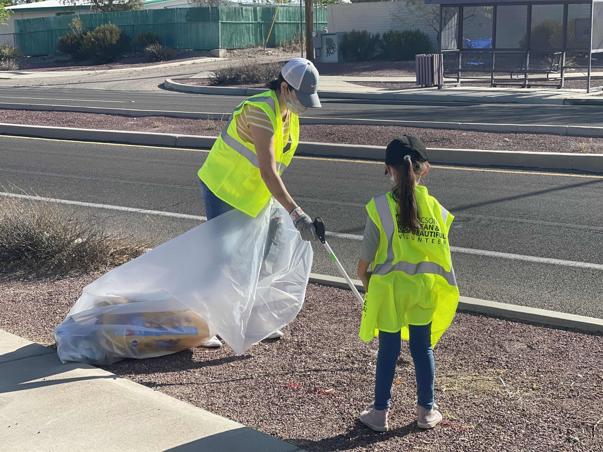 Tucson_DTM's tweet photo. Last week, City Staff went out to clean 12th Ave from Elvira Rd to Los Reales Rd, as part of Team Up To Clean Up Tucson. They even brought some helpers with them! 

Thank you for doing your part to beautify our community! 🌵

#TeamUpToCleanUpTucson https://t.co/oKUxW9SS2F