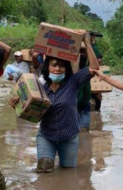 Mesti diakui, tidak banyak istri pejabat seperti istrinya bupati Sumba Timur ini.