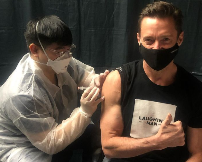omelete's tweet photo. Hugh Jackman é vacinado contra a Covid-19 e celebra: "Os poderes de cura de Wolverine não podem me salvar da Covid, mas a vacina pode" https://t.co/09bGw1rDC6 [📸Hugh Jackman/Instagram] https://t.co/D9qVxkaPle