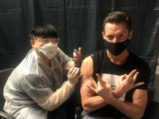 omelete's tweet photo. Hugh Jackman é vacinado contra a Covid-19 e celebra: "Os poderes de cura de Wolverine não podem me salvar da Covid, mas a vacina pode" https://t.co/09bGw1rDC6 [📸Hugh Jackman/Instagram] https://t.co/D9qVxkaPle