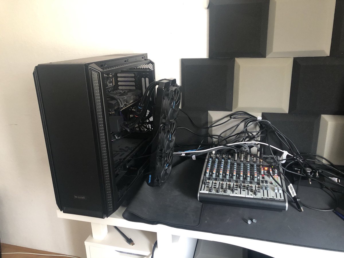 der3ste's tweet image. Der Umbau geht weiter. Heute wird der PC höher gelegt 😉, die Regale für die Boxen aufgegangen und das Kabelmanagement überarbeitet. 

@german_streamer #TStreamerBot #deutschestreamer
#kleinestreamer #twitchdeutschland #twitchde #germanstreamer #germanmediart #streamacademyrt