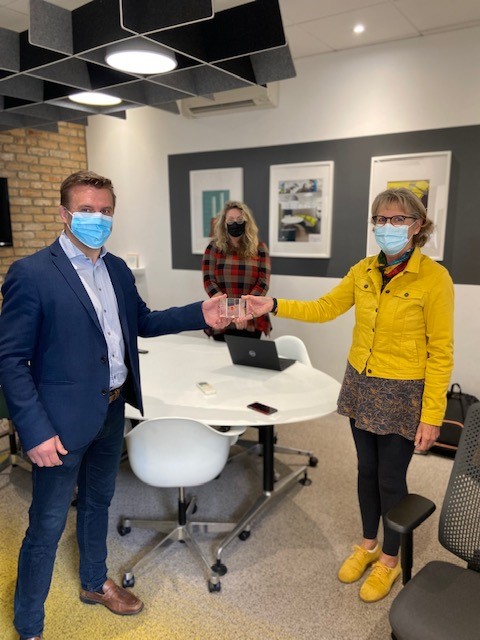 BlueJelly_'s tweet photo. Thanks to @HermanMiller for dropping in our cube in recognition of our sales in 2019-2020. We love Herman Miller products and we're proud to be working alongside them to create #PositiveWorkplaces
#OfficeDesign #OfficeFurniture #WorkplaceDesign https://t.co/OoJQqyinT6