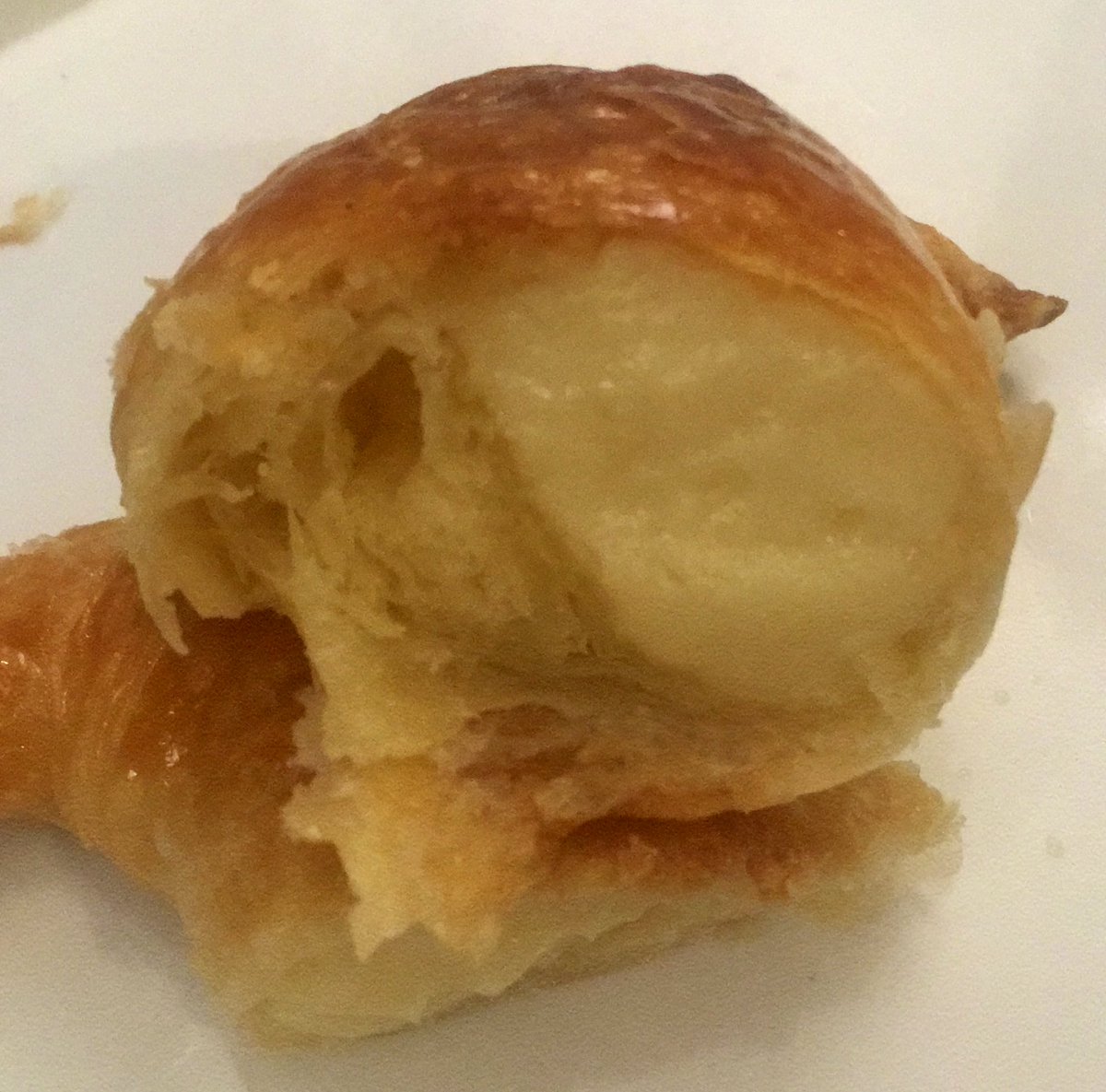 pimiodka's tweet photo. Entre tanta vacuna, nos pusimos a inyectar medialunas con el antídoto, crema pastelera 😏 https://t.co/9pvVLvurGU