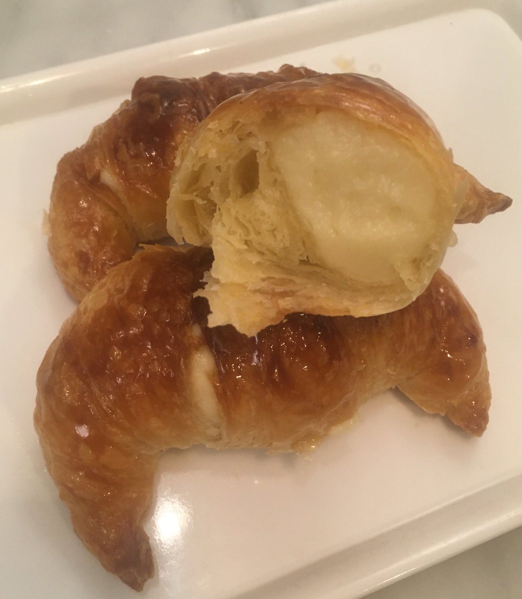 pimiodka's tweet photo. Entre tanta vacuna, nos pusimos a inyectar medialunas con el antídoto, crema pastelera 😏 https://t.co/9pvVLvurGU