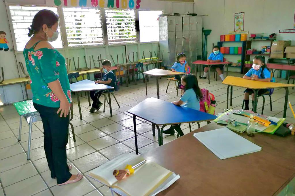 ¿Cuándo le daremos a la infancia su justo lugar y valor sin creer que solo nosotros tenemos la razón? 
Luego, nos quejamos de la juventud. ¡Qué sin sentido! Si ellos han aprendido de nosotros.

Aprendamos a observar y a escuchar.