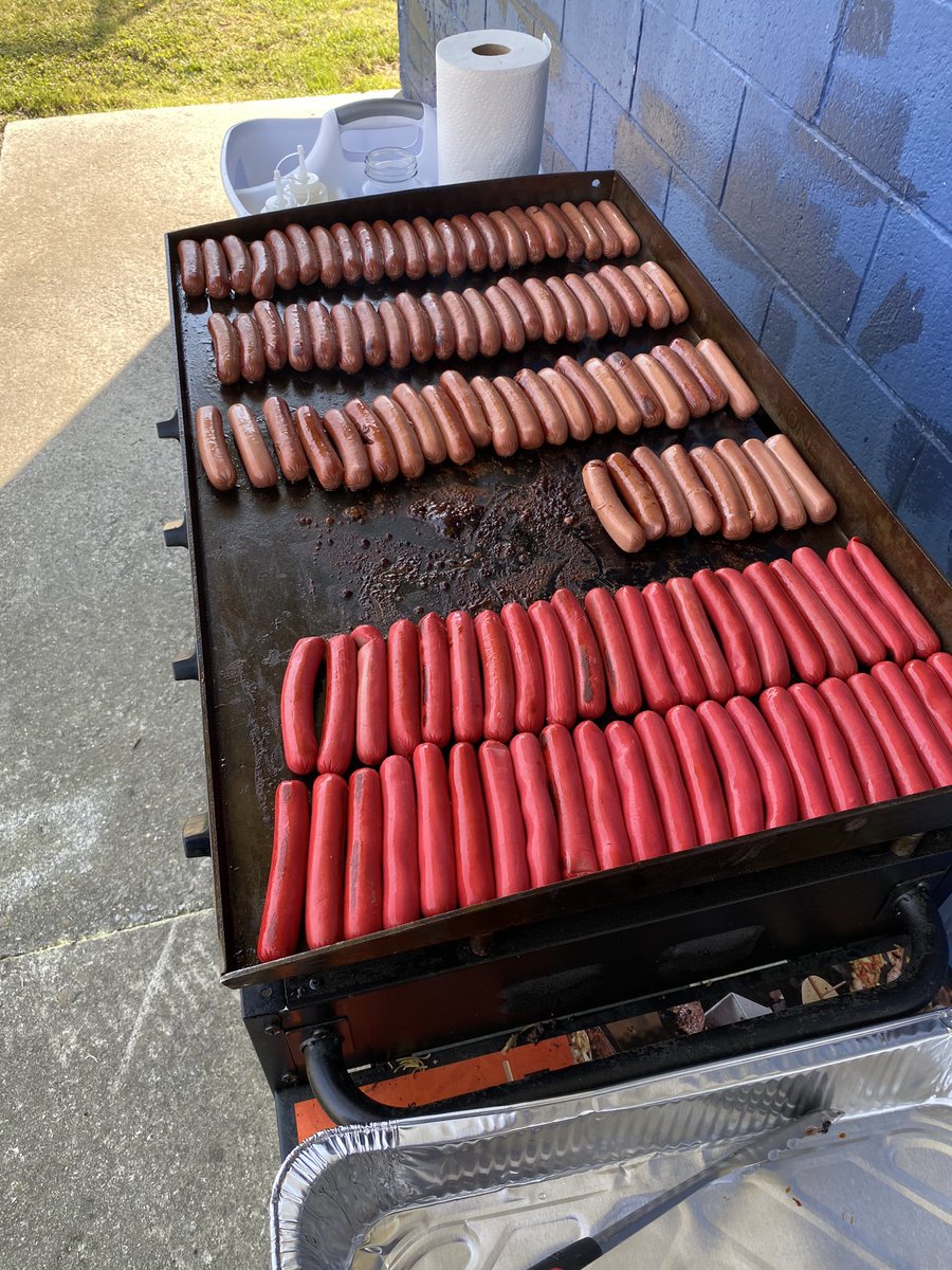 KalEl07Que's tweet photo. When you coach football in Eastern North Carolina & you cook hot dogs for the last practice...
This how your grill look... #RedHotDogs #BrownHotDogs https://t.co/rAcPbM6g1z
