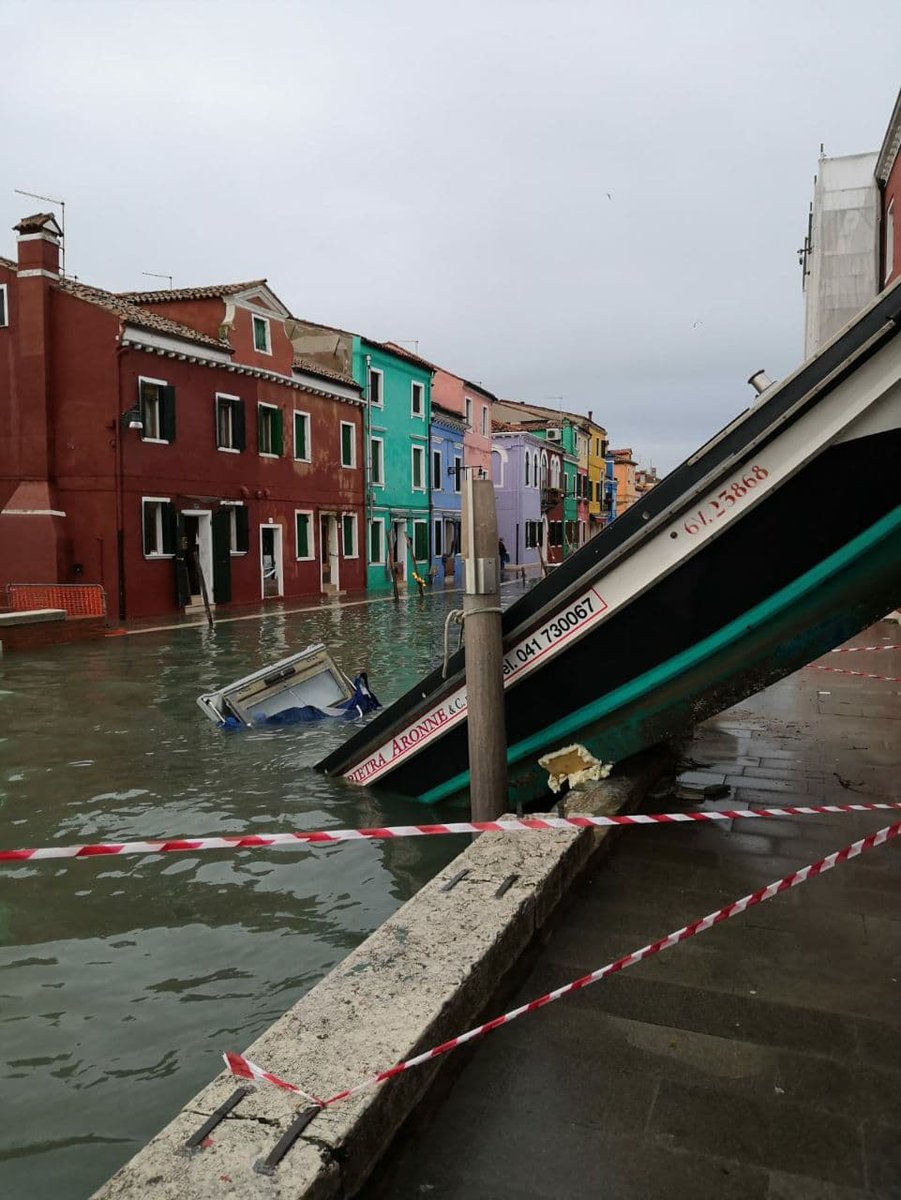 'Siamo già a 164. Stanotte non dormo di sicuro. Si sentono rumori fortissimi fuori, ma c’è una tempesta? E credo ci sia una barca che sbatte sulla nostra porta. Suona la sirena, vuol dire che saliamo ancora. ' ➡ aquagrandainvenice.it Ph. di Giulio Camilla Polacco